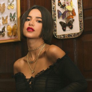 A blusa ombro a ombro pode criar um look ousado de festa, como essa de Manu Gavassi