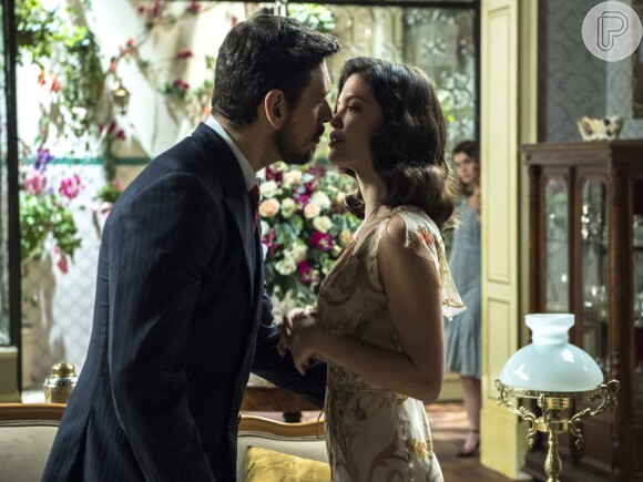 Na novela 'Espelho da Vida', Julia Castello (Vitoria Strada) aceitará noivar com Gustavo Bruno (João Vicente)