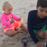 Eliana clica Manuela, de neon, em dia de praia com Arthur: 'Meus pequenos'
