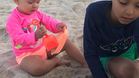Eliana clica Manuela, de neon, em dia de praia com Arthur: 'Meus pequenos'
