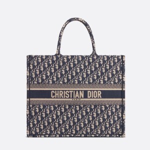 Andressa Suita usou bolsa da grife francesa Dior para viajar