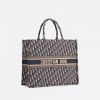 Bolsa Dior de Andressa Suíta, trata-se de uma sacola de livros de  £1,950.00, aproximadamente R$ 8,3 mil