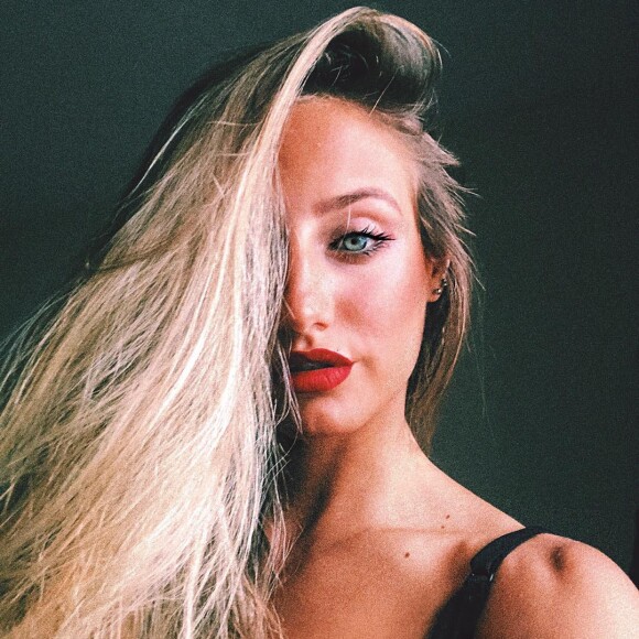 O batom vermelho dá um toque de cor aos looks neutros de Bruna Griphao