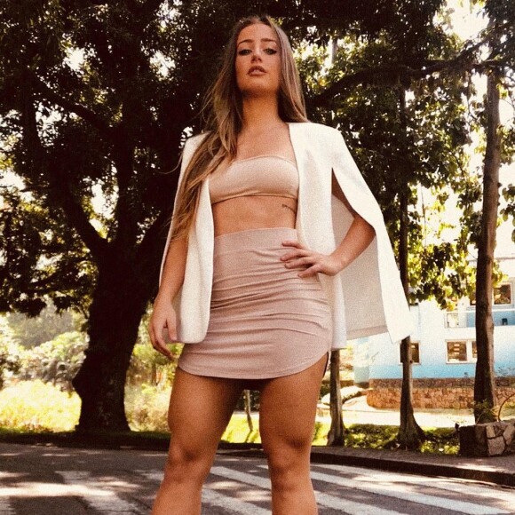 Looks em tons de nude fazem parte do estilo de Bruna Griphao