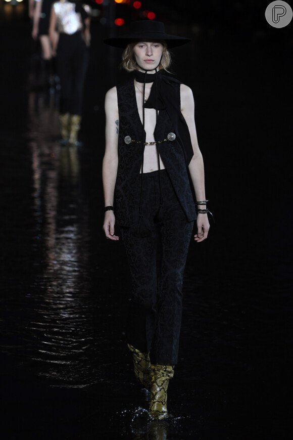 O colete é tendência pro seu look de verão: com top Yves Saint Laurent