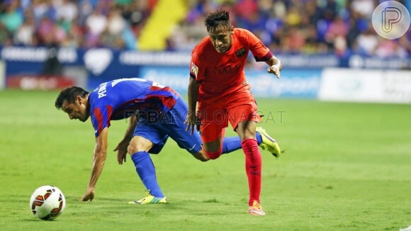 Neymar marca gol pelo Barcelona, mas é substituído após sentir dores no tornozelo, na noite deste domingo, 21 de setembro de 2014