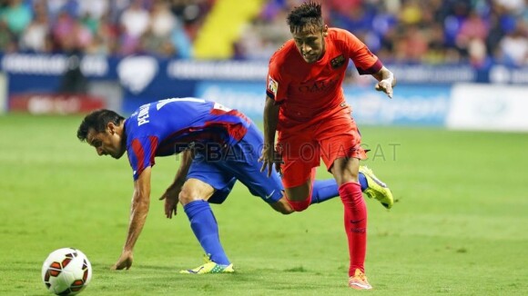 Neymar faz gol na vitória do Barcelona, mas deixa o campo com dores no tornozelo