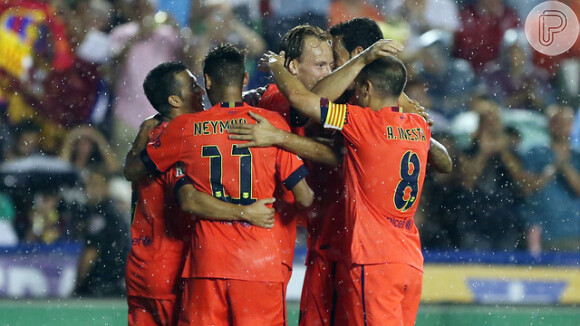 Neymar, Messi e o time do barcelona comemoram goleada sobre o Levante