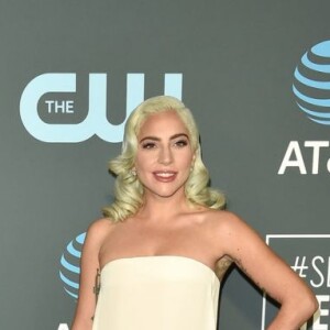 No Critic's Choice Awards, através de um empate, Lady Gaga ganhou não só o prêmio de melhor canção como foi escolhida melhor atriz, junto com Glenn Close, na premiação. Para a cerimônia, ela escoleu um tomara que caia branco.