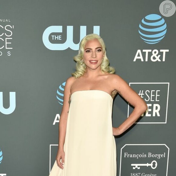 No Critic's Choice Awards, através de um empate, Lady Gaga ganhou não só o prêmio de melhor canção como foi escolhida melhor atriz, junto com Glenn Close, na premiação. Para a cerimônia, ela escoleu um tomara que caia branco.