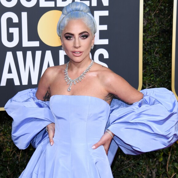 "Nasce um Estrela" tam feito sucesso nas premiações assim como as roupas de Lady Gaga em seus tapetes vermelhos. Para o Globo de Ouro, Lady Gaga usou um vestido lavanda da Valentino.