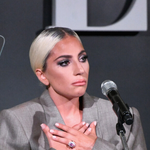 No "Woman in Hollywood", prêmio realizado em Outubro de 2018, Lady Gaga confimou seu noivado com o agente Christian Carino.