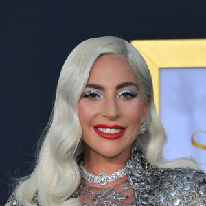 Lady Gaga canrou "Shallow", canção de "Nasce uma Estrela, ao lado de Bradley Cooper, seu colega de elenco e diretor do longa.