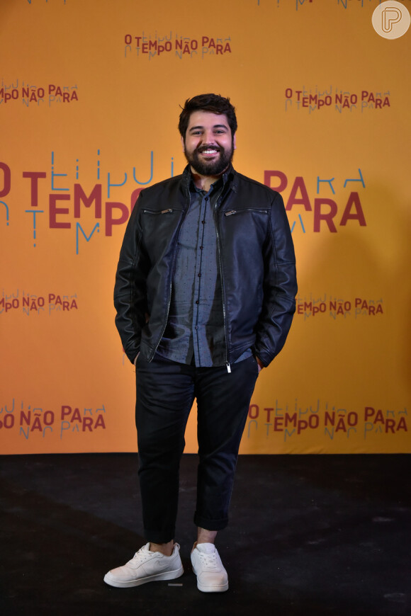 O namorado de Igor (Leo Bahia) injetará o vírus modificado a mando de Lúcio (João Baldasserini), na novela 'O Tempo Não Para'