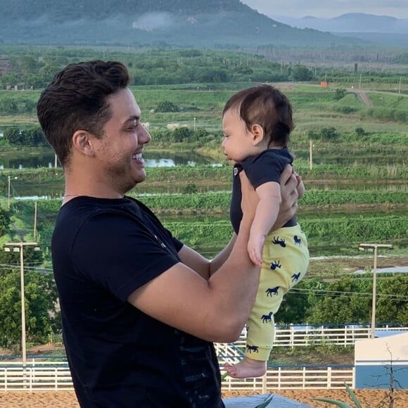 Wesley Safadão 'babou' pelo filho caçula, Dom, em foto no Instagram