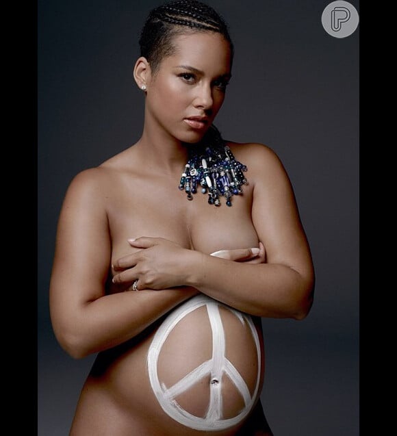 Alicia Keys posa nua com símbolo da paz pintado na barriga em campanha