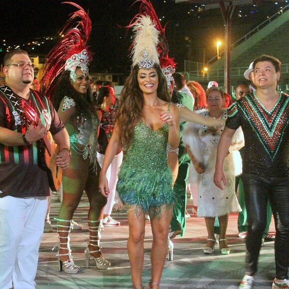 Juliana Paes é rainha de bateria da Grande Rio