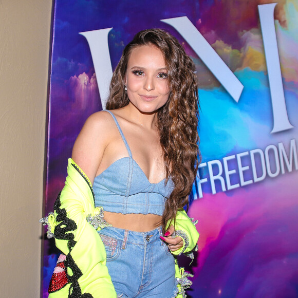 Sem Leo Cidade, Larissa Manoela leva à festa foto gigante do namorado