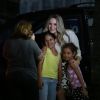 Claudia Leitte também tirou fotos com algumas crianças, após o fim da gravação do comercial