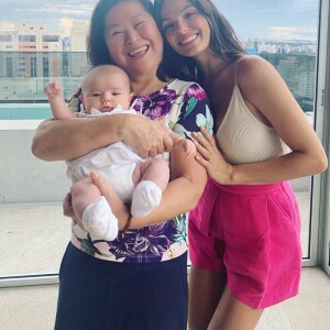 Kika Sato, mãe de Sabrina, ajuda a apresentadora nos cuidados com a filha e apareceu em foto com Isis Valverde durante a visita da global na casa da amiga