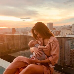 'A foto não está com a melhor resolução, mas representa o momento mais feliz do meu dia', escreveu Sabrina Sato na foto com a filha, Zoe, no colo