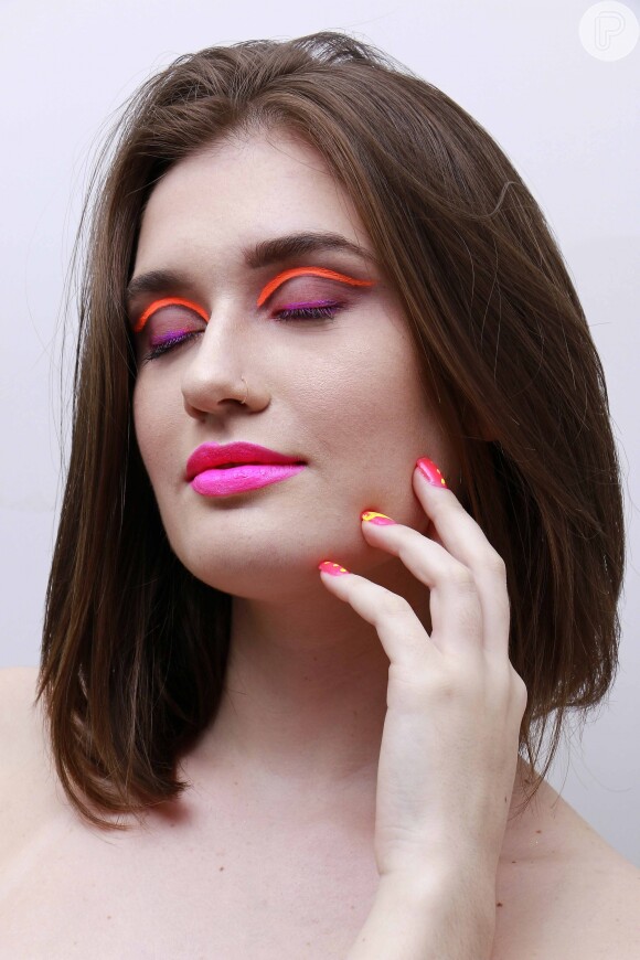 Tendência de beleza: combinar rosa e laranja nas unhas e no make? Também pode!