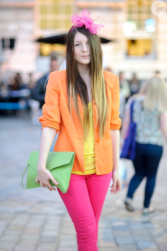 Combinando rosa e laranja: o blazer dá aquela sofisticada no look calça + camiseta