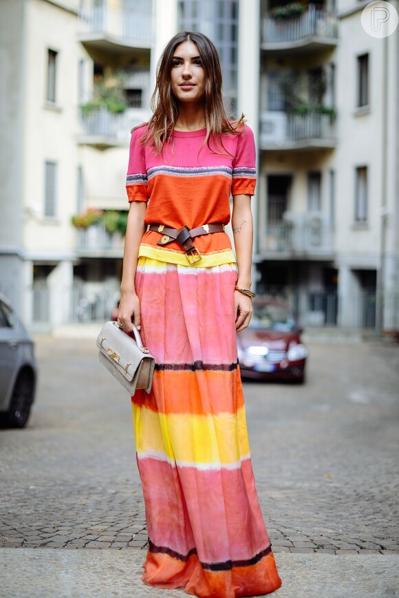 Combinando rosa e laranja: saia longa + camiseta
