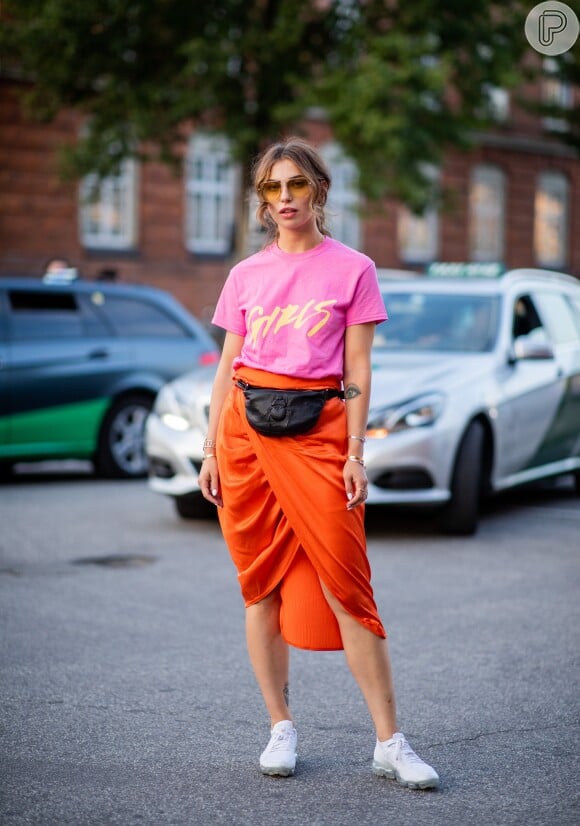 Combinando rosa e laranja: o duo saia + camiseta é rápido e fácil