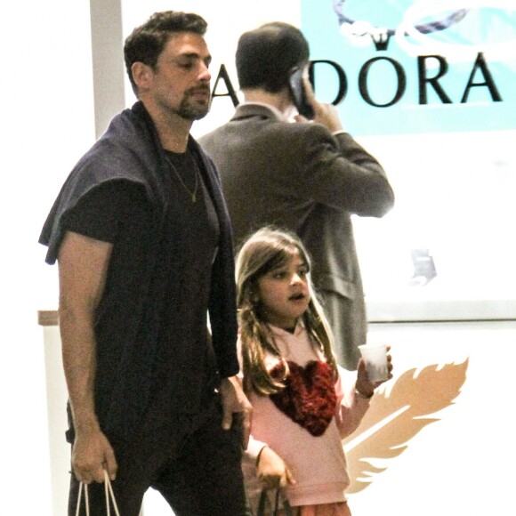 Cauã Reymond não se cansa de 'babar' pela filha, Sofia, de 6 anos