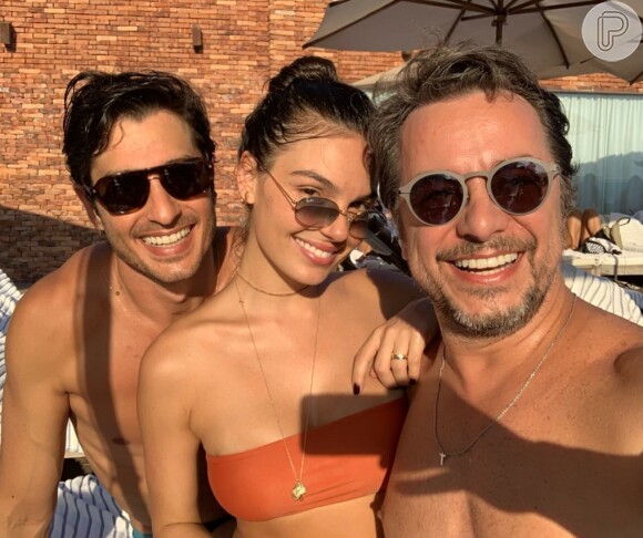 Isis Valverde curtiu piscina com marido e amigo em hotel no Rio de Janeiro neste sábado, 2 de fevereiro de 2019