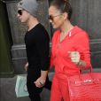 Jennifer Lopez impecável em look total red com sua bolsa Hèrmes