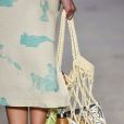 Net bag: as bolsas de rede são a cara do verão. Peças com toque artesanal estão sempre em alta.