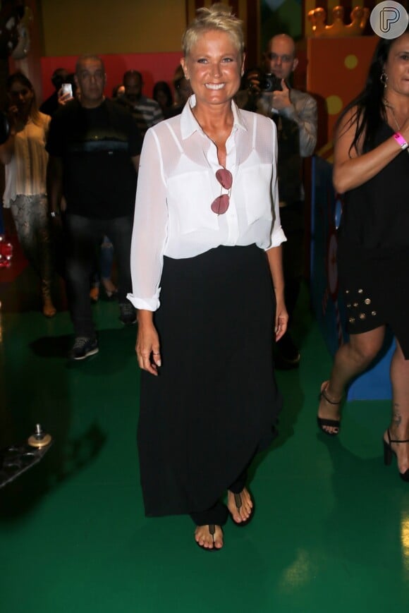 Xuxa Meneghel já tinha o cabelo curto, mas adotou um visual raspado para o novo programa de TV