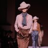 Sofisticação! A top usou calça, blusa, lenço e chapéu em tons suaves no desfile de Tom Ford na New York Fashion Week