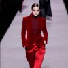A top Gigi Hadid usou um conjunto estilo alfaiataria em tons de vermelho no desfile de Tom Ford na New York Fashion Week