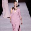 A top brasileira Carol Trentini desfilou um vestido rosa suave com assimetria e caimento fluido - além da aplicação de correntes no desfile de Tom Ford na New York Fashion Week