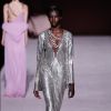 A top usou um vestido com brilho metalizado e decote profundo, além de correntes, no desfile de Tom Ford na New York Fashion Week