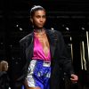 Fashion Week de Milão - Na Versace, o blazer masculino fez parte dos looks femininos bem coloridos