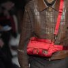 Fashion Week de Milão - Na Fendi, a pochete vermelha deu o ponto de cor nos looks sóbrios de inverno