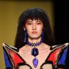 Desfile Jean Paul Gaultier na Primavera / Verão da Semana de Moda de Paris:  ombros estruturados e profusão de cores