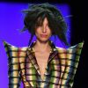 Desfile Jean Paul Gaultier na Primavera / Verão da Semana de Moda de Paris: cores em camadas e peças estruturadas