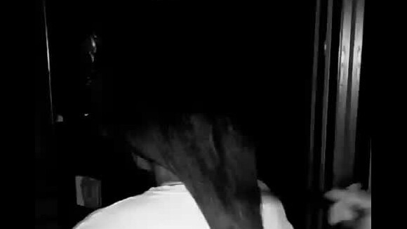 Tiago Parente cortou o cabelo de Juliana Paes à base da luz do celular. 'Não se usa mais vela no Rio de Janeiro?', brincou o hair stylist
