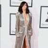 Kim Kardashian usa vestido metalizado com decote e fenda profundos no Grammy Awards.