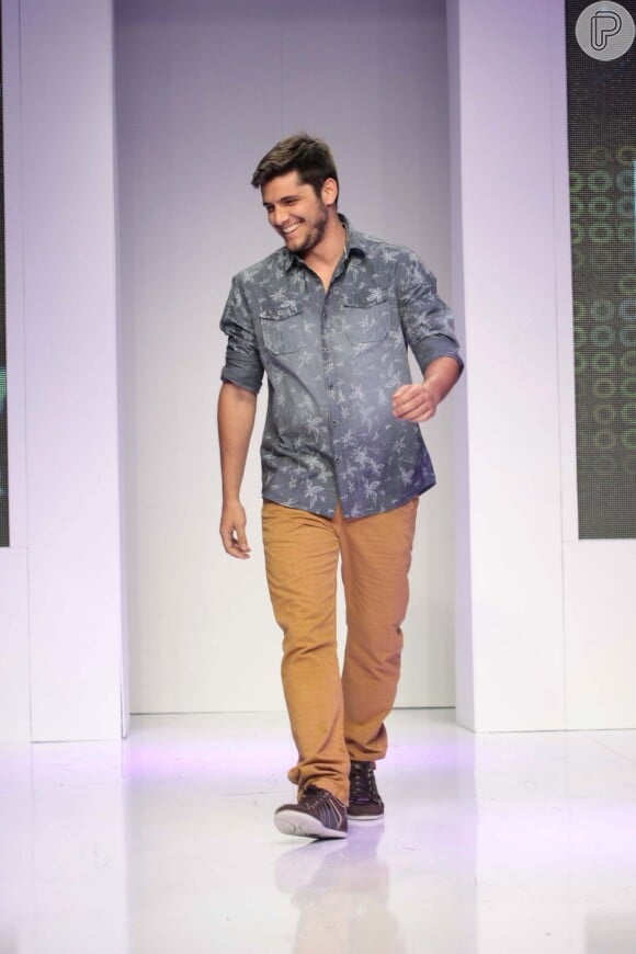 Bruno Gissoni desfila em evento de moda e conquista fãs, nesta terça-feira, 23 de setembro de 2014