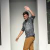 Bruno Gissoni desfila em evento de moda e conquista fãs, nesta terça-feira, 23 de setembro de 2014