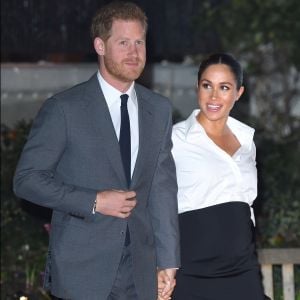 Com look P&B moderno, Meghan Markle elogia Príncipe Harry durante premiação nesta quinta-feira, dia 07 de fevereiro de 2019