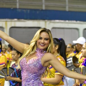 Pronta para o próximo carnaval, Ellen Rocche evolui na avenida à frente da bateria da escola de samba Rosas de Ouro