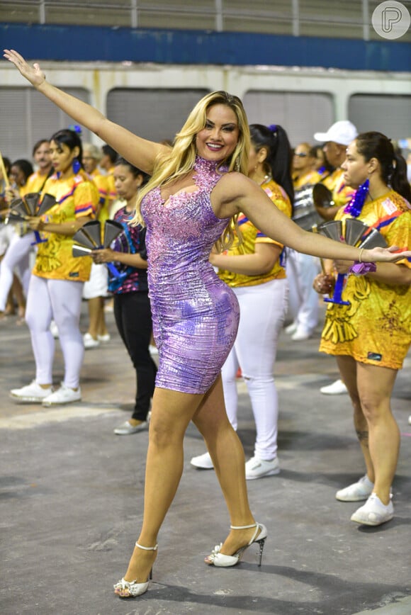 Pronta para o próximo carnaval, Ellen Rocche evolui na avenida à frente da bateria da escola de samba Rosas de Ouro