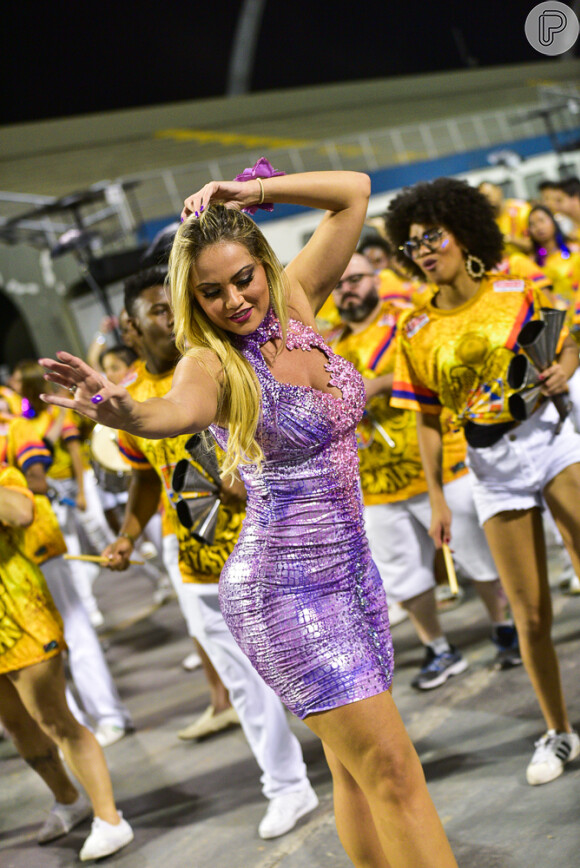Ellen Rocche exibe corpão em vestido justo em ensaio para o Carnaval 2019